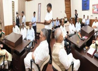 मुख्यमंत्री ने उप मुख्यमंत्रियों व वरिष्ठ अधिकारियों से किया विचार-विमर्श मुख्यमंत्री ने उप मुख्यमंत्रियों व वरिष्ठ अधिकारियों से किया विचार-विमर्श