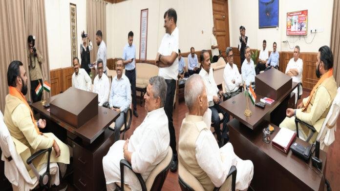 मुख्यमंत्री ने उप मुख्यमंत्रियों व वरिष्ठ अधिकारियों से किया विचार-विमर्श