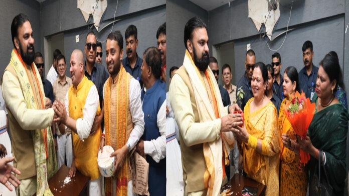 मुख्यमंत्री ने अपने आवास पर जनप्रतिनिधियों, पार्टी कार्यकर्ताओं व गणमान्य व्यक्तियों से की मुलाकात