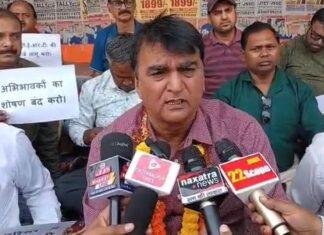 धनबाद के स्कूल में Re-admission पर प्रतिबंध लगाने की उठी मांग, अभिभावक संघ ने उपवास कर किया प्रदर्शन Re-admission