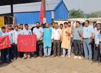 Labour Code के विरोध में मजदूरों ने काला बिल्ला लगाकर जताया विरोध, आंदोलन तेज करने की दी गई चेतावनी Labour Code