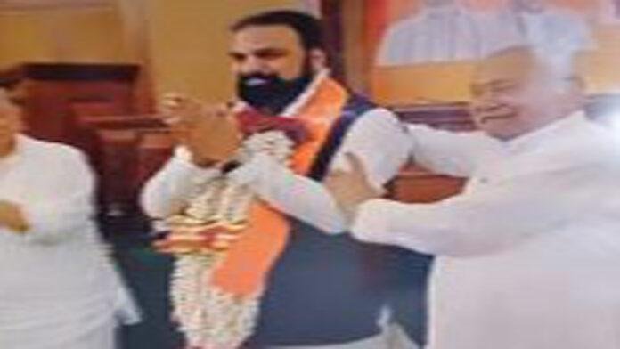 Breaking : NDA विधायक दल के नेता चुने गए सम्राट, नीतीश ने पहनाया माला