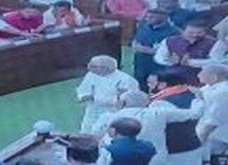 Breaking : NDA विधायक दल के नेता चुने गए सम्राट, नीतीश ने पहनाया माला Breaking : NDA विधायक दल के नेता चुने गए सम्राट, नीतीश ने पहनाया माला