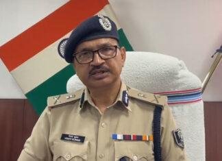 वर्दी में सेल्फी लेने और रील बनाने वाले पुलिसकर्मियों पर गिरी गाज, DGP ने चेताया नहीं सुधरे तो होगी कार्रवाई