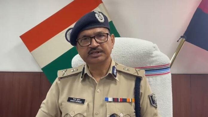 वर्दी में सेल्फी लेने और रील बनाने वाले पुलिसकर्मियों पर गिरी गाज, DGP ने चेताया नहीं सुधरे तो होगी कार्रवाई