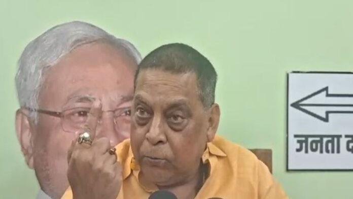 नीरज ने तेजस्वी के अंग्रेजी बोलने पर कसा तंज, कहा- अगर बोलना है तो सोच समझकर बोलें