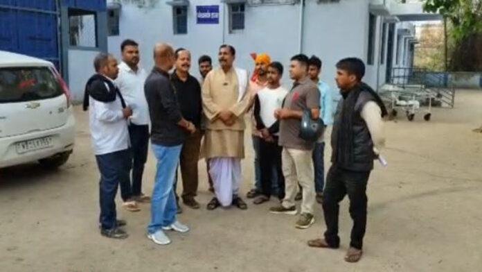 तेज रफ्तार पिकअप ने बाइक को मारी टक्कर, युवक की मौत, एक गंभीर घायल