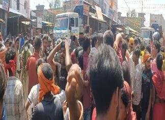 हिरासत में मौत से बवाल, पुलिस पर हत्या का आरोप, सड़क जाम कर फूटा गुस्सा हिरासत में मौत से बवाल, पुलिस पर हत्या का आरोप, सड़क जाम कर फूटा गुस्सा