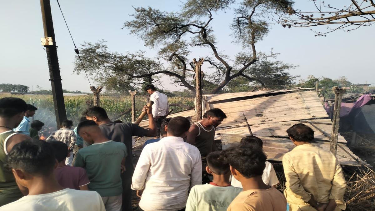 लेवा गांव में भीषण आग, 3 घर जलकर राख, गरीब मजदूर परिवार बेघर | 22Scope News Khagria 2 22Scope News
