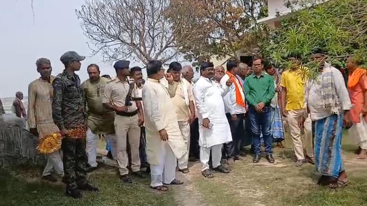 बागमती नदी के कटाव से खतरे में 'बड़ी मां कात्यायनी स्थान', विधायक ने किया निरीक्षण | 22Scope News Khagria MLA 1 22Scope News