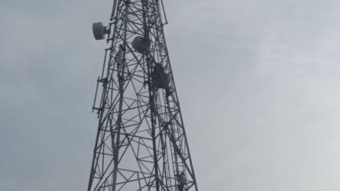 मोबाइल टावर पर चढ़ी युवती, पुलिस की सूझबूझ से टला बड़ा हादसा