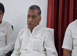 मोतिहारी जहरीली शराबकांड : लोगों की मौत पर हो रही सियासत, सांसद अखिलेश सिंह ने पीड़ित परिवार से की मुलाकात मोतिहारी जहरीली शराबकांड : लोगों की मौत पर हो रही सियासत, सांसद अखिलेश सिंह ने पीड़ित परिवार से की मुलाकात