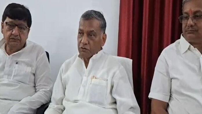 मोतिहारी जहरीली शराबकांड : लोगों की मौत पर हो रही सियासत, सांसद अखिलेश सिंह ने पीड़ित परिवार से की मुलाकात