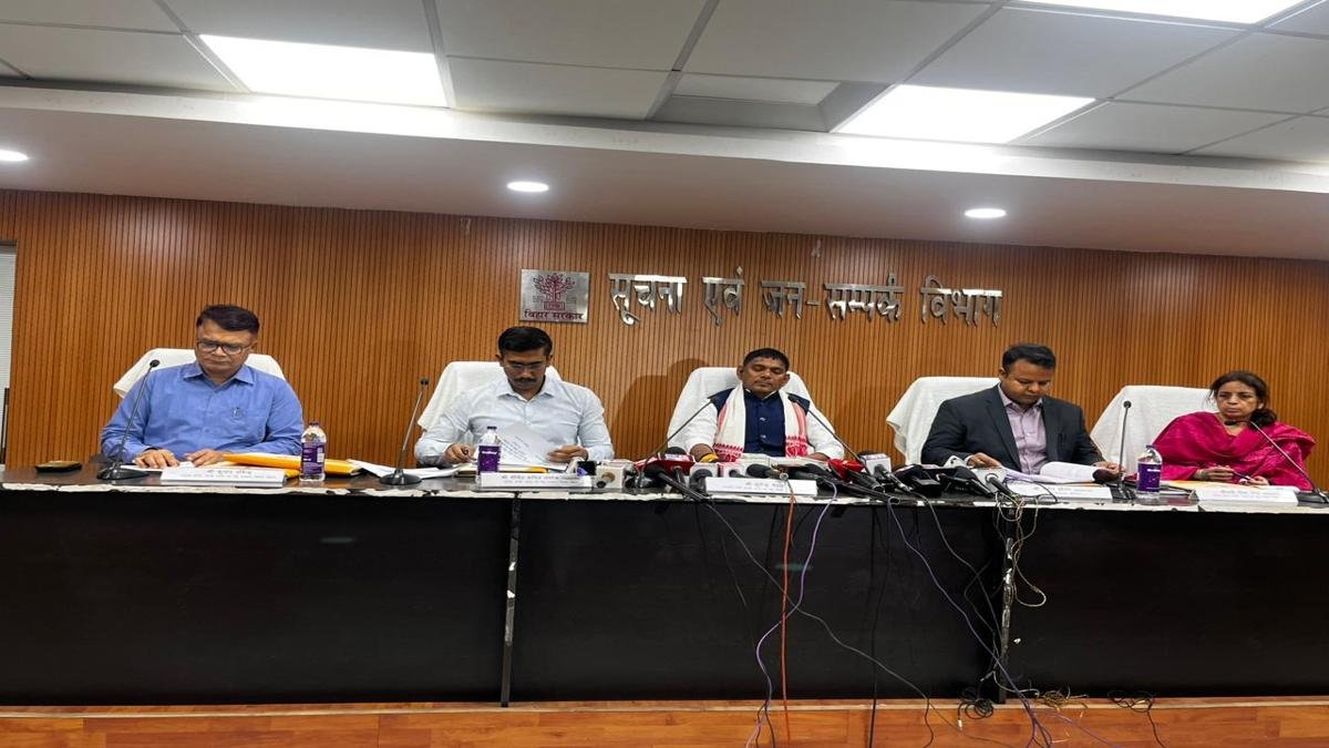 डेयरी, मत्स्य व पशु संसाधन विभाग ने वित्तीय वर्ष 2025-26 की उपलब्धियों का पेश किया ब्यौरा, ग्रामीण अर्थव्यवस्था को मजबूती देने का दावा | 22Scope News Mantri Surendra Mehta 2 1 22Scope News