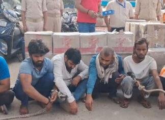 ट्रक से पकड़ी गई विदेशी शराब, 8 तस्कर गिरफ्तार
