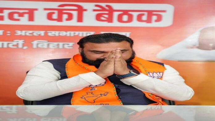 लोकभवन पहुंचे सम्राट, राज्यपाल से मिलकर नई सरकार बनाने का पेश किया दावा