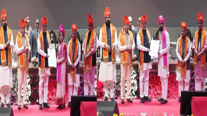 महात्मा गांधी केंद्रीय विश्वविद्यालय के तीसरे दीक्षांत समारोह में शामिल हुए उपराष्ट्रपति, 23 छात्रों को दिया गोल्ड मेडल