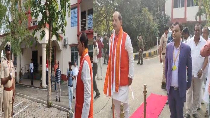 एकदिवसीय दौरे पर लखीसराय पहुंचे विजय सिन्हा, जिला प्रशासन की तरफ से दिया गया 'गार्ड ऑफ ऑनर'