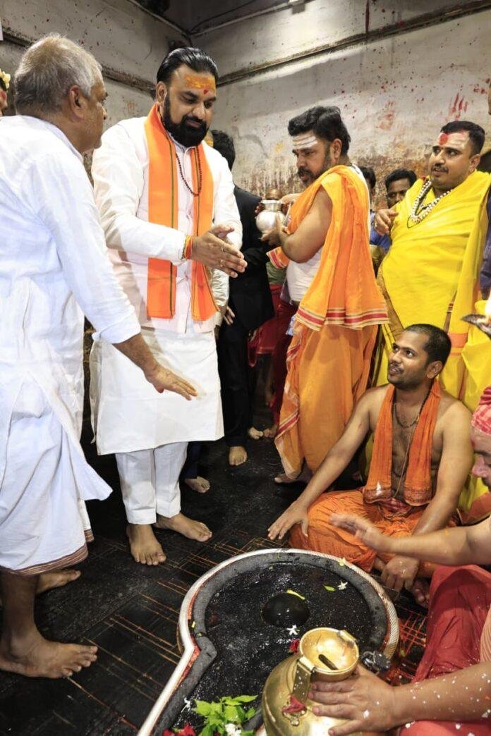 बिहार के मुख्यमंत्री सम्राट चौधरी पहुंचे बाबा बैद्यनाथ धाम मंदिर, पूजा अर्चना कर बिहार की सुख, शांति, समृद्धि की कामना की