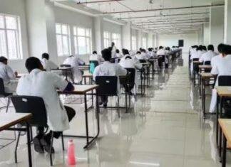NEET UG Exam Chaos: मेदिनीनगर में Question Paper की कमी से हंगामा, शाम को हुई परीक्षा