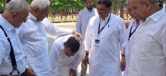 Bihar Cabinet Expansion: Nishant Kumar होंगे सम्राट कैबिनेट में शामिल, पिता Nitish Kumar के छुए पैर