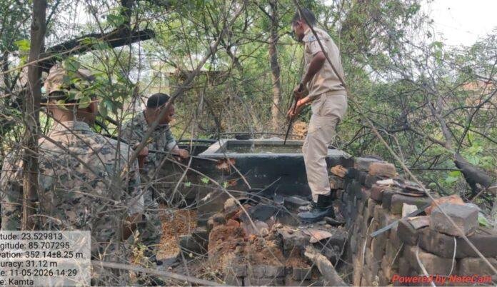 Ramgarh Excise Raid: कामता गांव में अवैध शराब पर बड़ी कार्रवाई, 2000 किलो जावा महुआ नष्ट