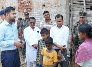 Palamu Administration: अनाथ बच्चों से मिलने 80 किमी दूर गांव पहुंचे डीसी, योजनाओं से जोड़ने का दिया निर्देश
