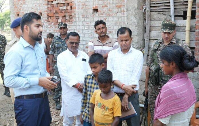 Palamu Administration: अनाथ बच्चों से मिलने 80 किमी दूर गांव पहुंचे डीसी, योजनाओं से जोड़ने का दिया निर्देश