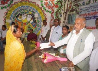 Bihar News  आपदा राहत Update: मंत्री श्रवण कुमार ने पीड़ित परिवारों को बांटे 4.75 लाख रुपये के चेक
