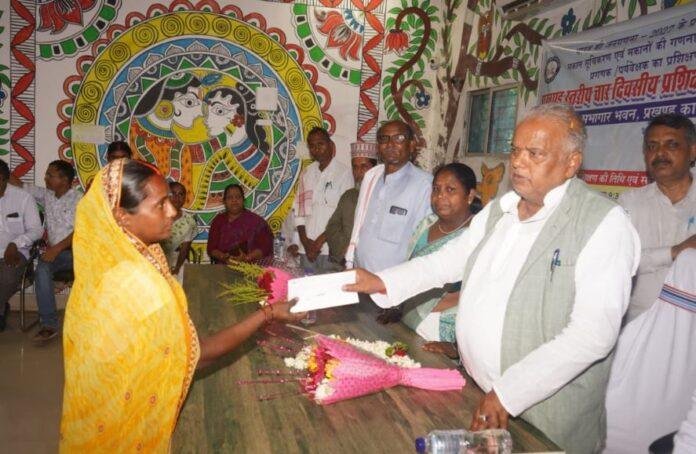 Bihar News  आपदा राहत Update: मंत्री श्रवण कुमार ने पीड़ित परिवारों को बांटे 4.75 लाख रुपये के चेक