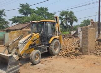 DM के निर्देश पर आरा शहर स्थित धरहरा मार्ग पर चला 'अतिक्रमण हटाओ अभियान'