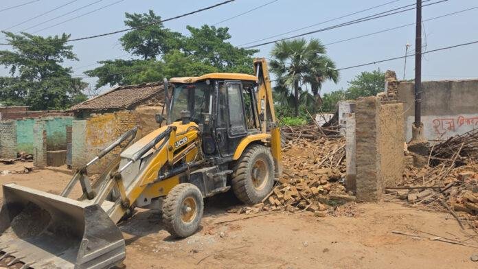 DM के निर्देश पर आरा शहर स्थित धरहरा मार्ग पर चला 'अतिक्रमण हटाओ अभियान'