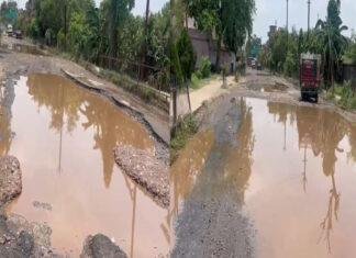 पहली बारिश में ही NH-80 गड्ढे में तब्दील, पुलिस ने किया NH ब्लॉक!