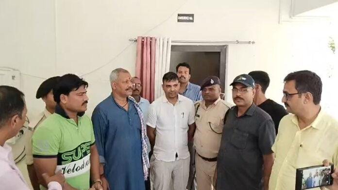निगरानी विभाग की कार्रवाई जारी, गाड़ी ट्रांसफर के नाम पर रिश्वत लेते लिपिक व एजेंट गिरफ्तार