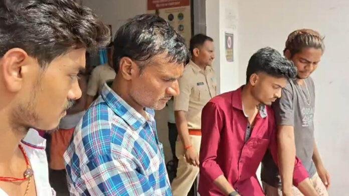परीक्षा देने जा रहे मां-बेटे की सड़क हादसे में हुई दर्दनाक मौत, देवर घायल