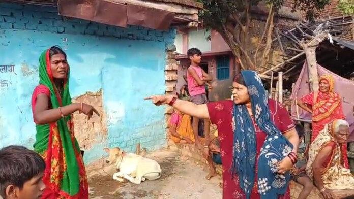 2 बच्चे की मां को पड़ोसी युवक से हुआ प्यार, पति को घर छोड़ प्रेमी संग मंदिर में रचाई शादी