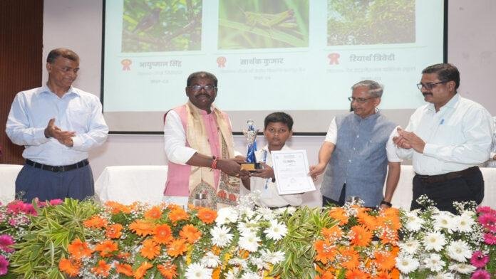 जैव विविधता दिवस पर पुरस्कृत हुए छात्र