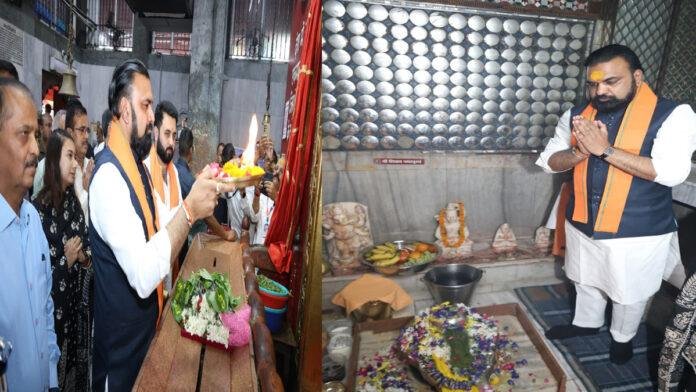 मुख्यमंत्री ने की महावीर मंदिर में विधिवत पूजा-अर्चना कर राज्य की सुख, शांति एवं समृद्धि की कामना