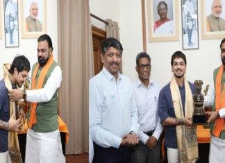 मुख्यमंत्री ने ईशान किशन को एक करोड़ का चेक व अंगवस्त्र प्रदान कर किया सम्मानित