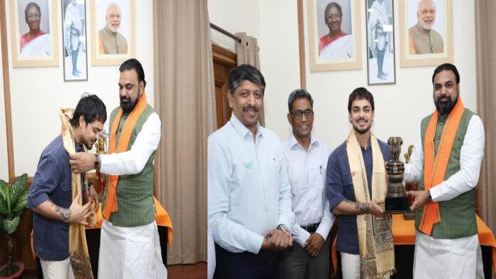 मुख्यमंत्री ने ईशान किशन को एक करोड़ का चेक व अंगवस्त्र प्रदान कर किया सम्मानित