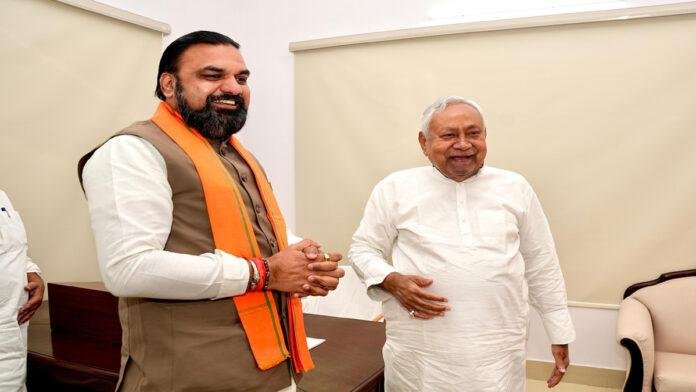 दिल्ली से लौटते ही सीधे नीतीश कुमार के आवास पहुंचे CM सम्राट, की शिष्टाचार मुलाकात