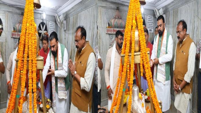 मुख्यमंत्री ने की खाजपुरा स्थित शिव मंदिर में पूजा-अर्चना कर राज्य की सुख, शांति व समृद्धि की कामना