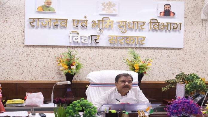 15 दिन में सुधार नहीं तो कार्रवाई तय, राजस्व मंत्री की अफसरों को दो टूक चेतावनी