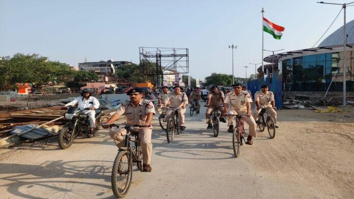 अब गाड़ी छोड़ साइकिल से रेल पुलिस कर रही है गस्ती