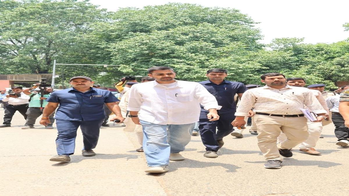 पैदल चलकर कार्यालय पहुंचे मंत्री, पर्यावरण बचाने का दिया संदेश | 22Scope News Mantri Deepak Prakash 1 22Scope News
