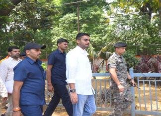 पैदल चलकर कार्यालय पहुंचे मंत्री, पर्यावरण बचाने का दिया संदेश