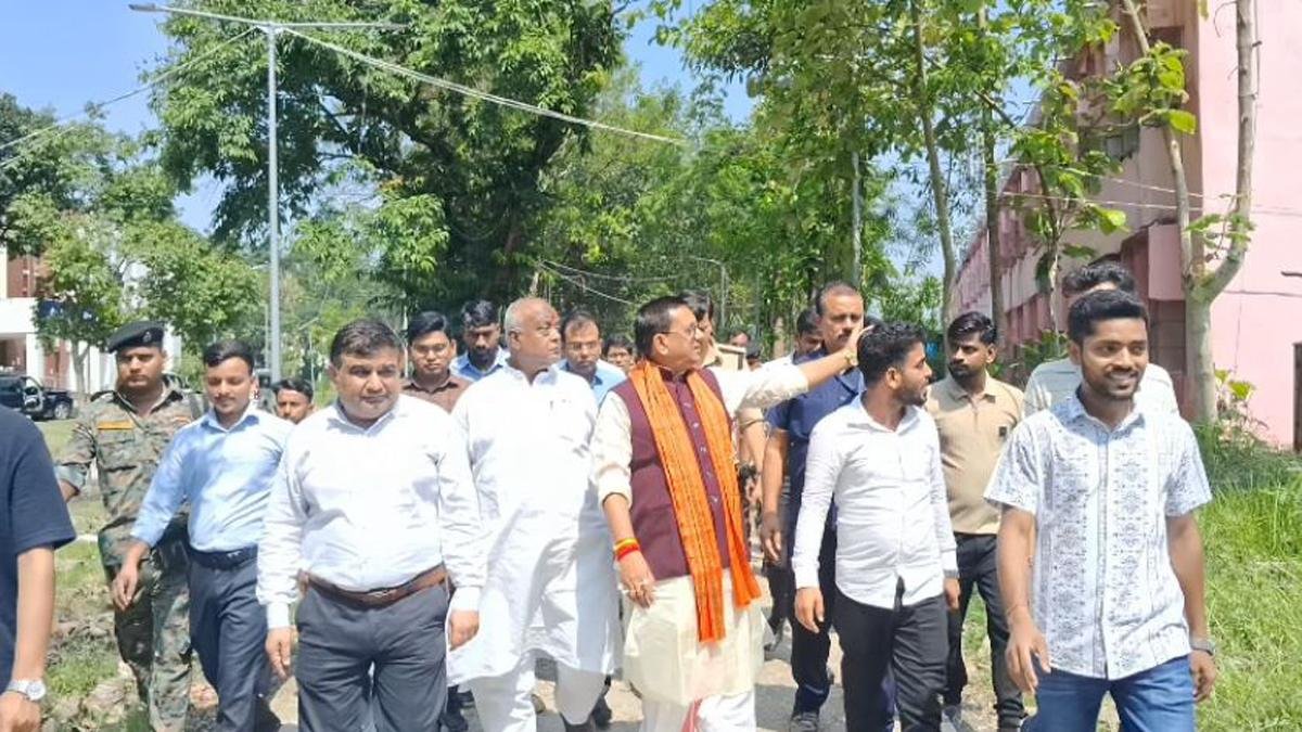 42 साल बाद अपने कॉलेज लौटे मंत्री शैलेंद्र, पुराने हॉस्टल रूम को किया प्रणाम, पुल निर्माण में गड़बड़ी पर दी सख्त चेतावनी | 22Scope News Mantri Kumar Shailendra 2 22Scope News