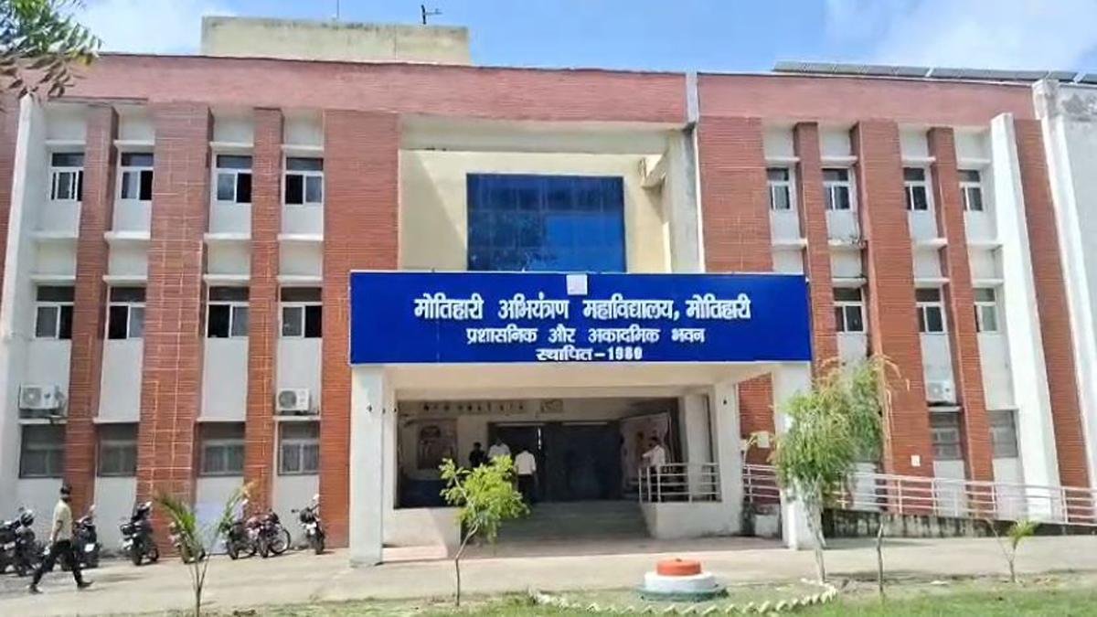 42 साल बाद अपने कॉलेज लौटे मंत्री शैलेंद्र, पुराने हॉस्टल रूम को किया प्रणाम, पुल निर्माण में गड़बड़ी पर दी सख्त चेतावनी | 22Scope News Mantri Kumar Shailendra 3 22Scope News