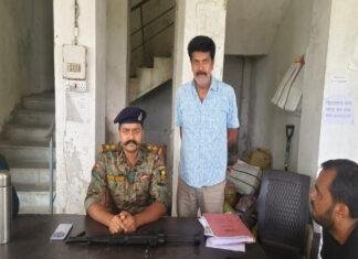 MLA के सामने ही व्यक्ति हथियारनुमा वस्तु से फायरिंग करते दिखा, SP ने लिया एक्शन, एयरगन के साथ गिरफ्तार
