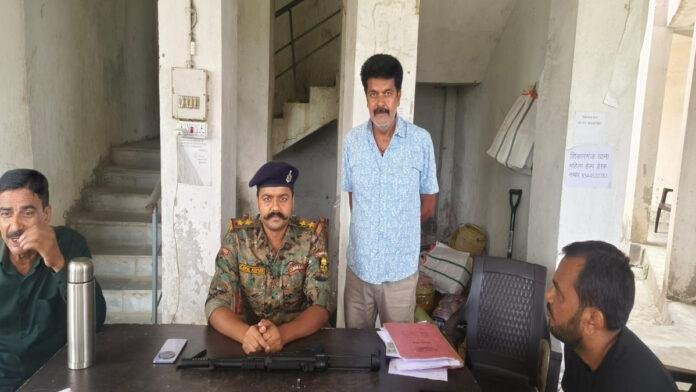 MLA के सामने ही व्यक्ति हथियारनुमा वस्तु से फायरिंग करते दिखा, SP ने लिया एक्शन, एयरगन के साथ गिरफ्तार